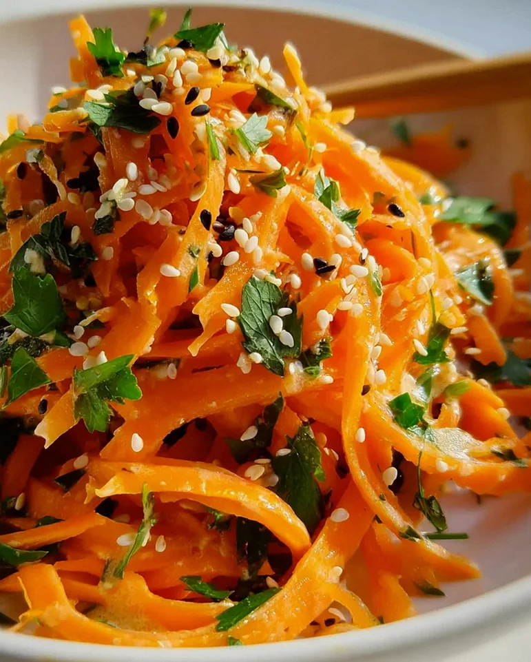 Karottensalat mit Ingwer-Sesam-Dressing – Gesund & Lecker!