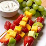 Obstspieße mit herzhaftem Joghurt-Dip