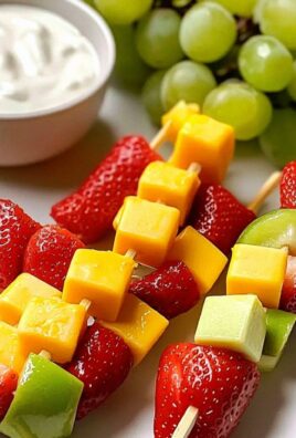 Obstspieße mit herzhaftem Joghurt-Dip
