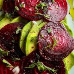 Rote Bete Carpaccio auf Avocadocreme